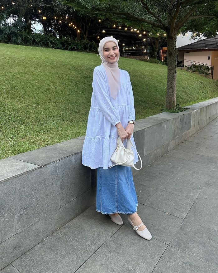 Tampilan manis Cut Intan Nabila kenakan tunik dan rok denim.