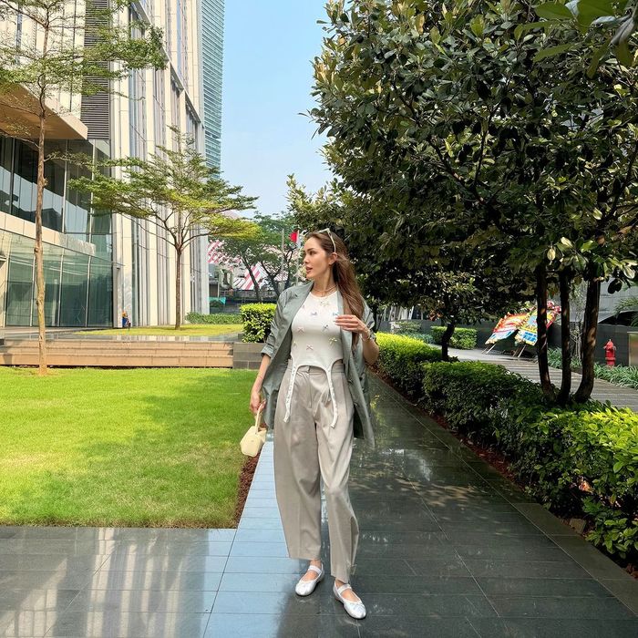 OOTD modis dan elegan ala Cathy Sharon.