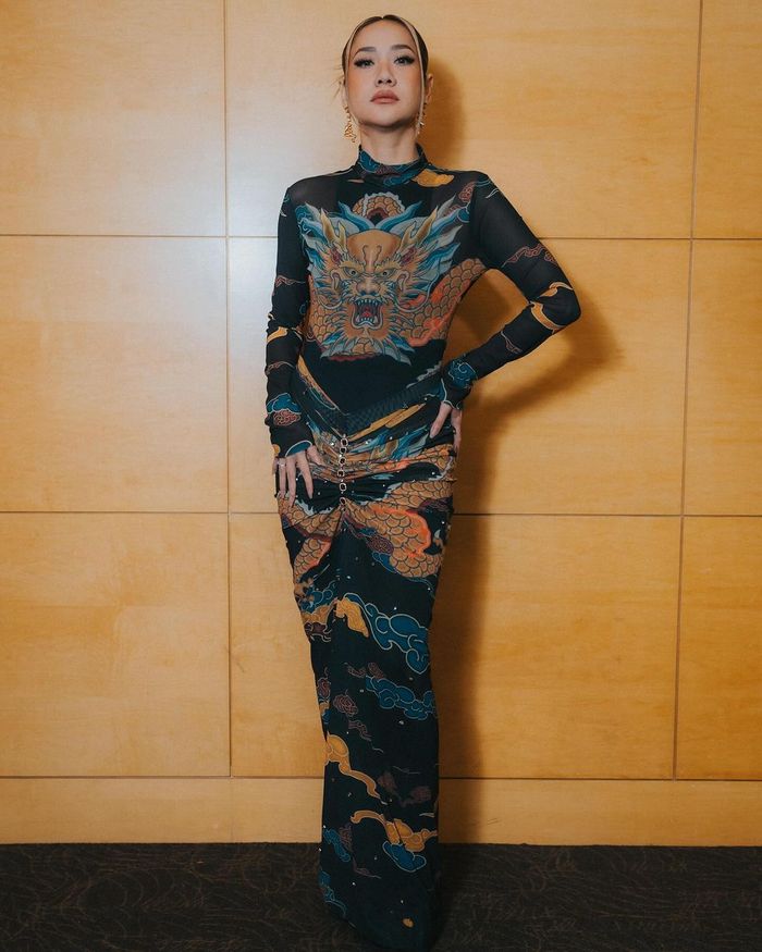 Bunga Citra Lestari kenakan dress motif naga dari brand pakaian lokal.