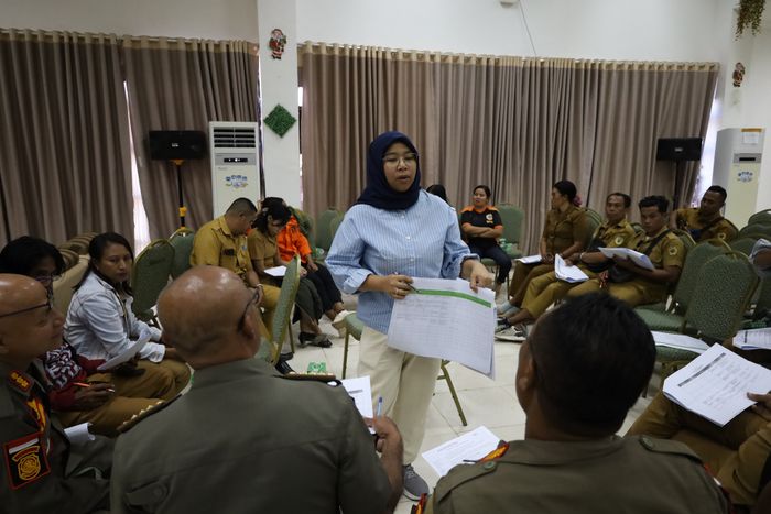 Sesi diskusi antara OPD yang terlibat dengan perwakilan masyarakat terkait finalisasi penyusunan dan harmonisasi RPB di Kabupaten Sabu Raijua, Nusa Tenggara Timur, Selasa, (13/8).