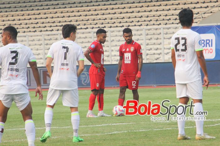 Pemain Malut Unied Yance Sayuri (Kiri) dan Yakob Sayuri (Kanan) sedang melakukan tendangan bebas melawan Persebaya Surabaya di Stadion Madya, Jakarta, Jumat (16/8/2024) Sore WIB.