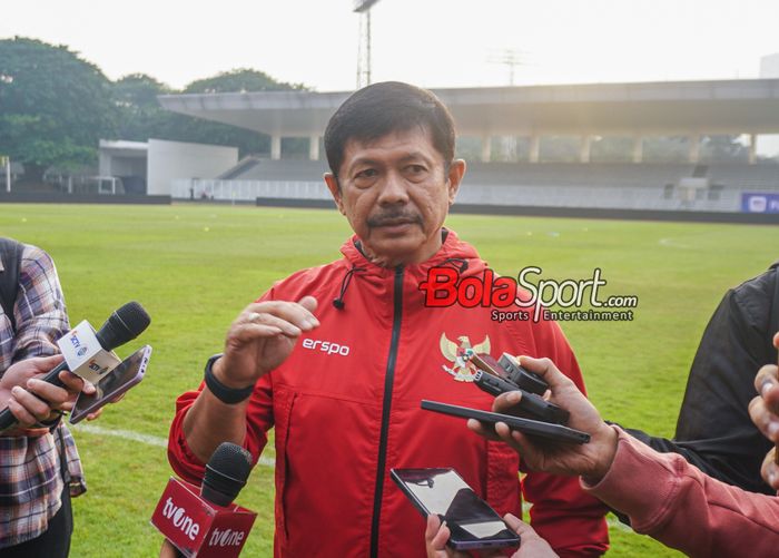 Pelatih timnas U-20 Indonesia, Indra Sjafri, sedang memberikan keterangan kepada awak media di Stadion Madya, Senayan, Jakarta, Sabtu (17/8/2024) pagi.