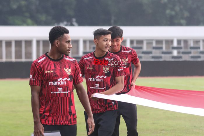 Iqbal Gwijangge (kiri) dan Dony Tri Pamungkas (tengah) dalam upacara 17 Agustus bersama timnas U-20 Indonesia di Stadion Madya, Senayan, Jakarta, Sabtu (17/8/2024) pagi.