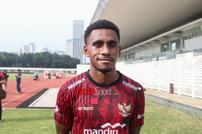 Bek timnas U-20 Indonesia, Iqbal Gwijangge, saat ditemui awak media di Stadion Madya, Senayan, Jakarta, Sabtu (17/8/2024) pagi.