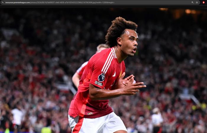 Joshua Zirkzee merayakan gol debutnya untuk Manchester United dalam laga pertamanya di Liga Inggris 2024-2025 melawan Fulham di Stadion Old Trafford, Jumat (16/8/2024).