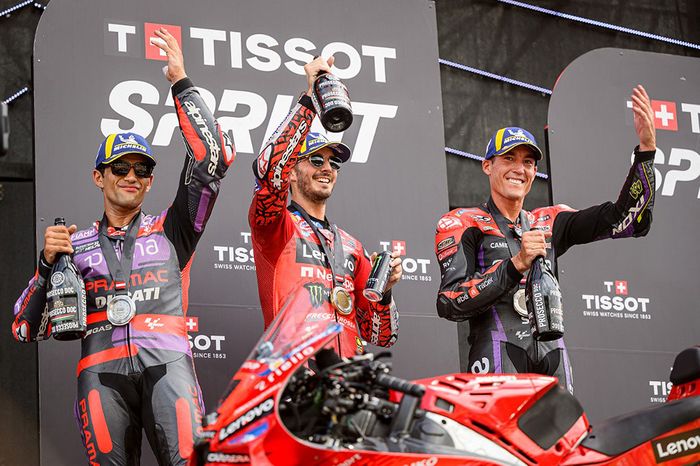 (Ki-ka) Jorge Martin (Pramac Racing), Francesco Bagnaia (Ducati Lenovo), Aleix Espargaro (Aleix Espargaro) merayakan podium mereka setelah lomba sprint MotoGP Austria di Red Bull Ring, Spielberg, Austria, 17 Agustus 2024.