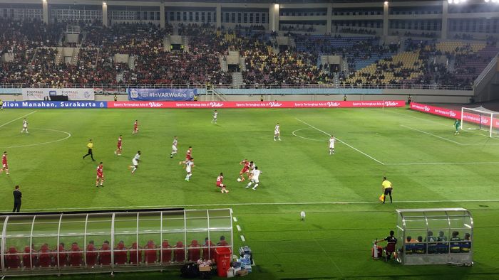 Suasana pertandingan antara Persis Solo melawan PSIS Semarang, Sabtu (17/8/2024).