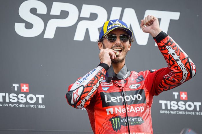 Pembalap Ducati, Francesco Bagnaia, berpose setelah memenangi sprint race MotoGP Austria 2024 di Red Bull Ring, Sabtu (17/8/2024).