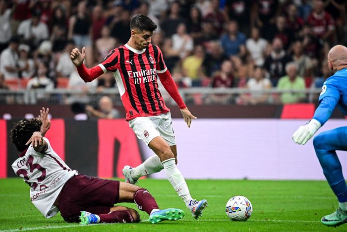 AC Milan memulai Liga Italia dengan hasil imbang melawan Torino yang diwarnai gol debut Alvaro Morata serta lesakan penyelamat Noah Okafor di San Siro (17/8/2024).