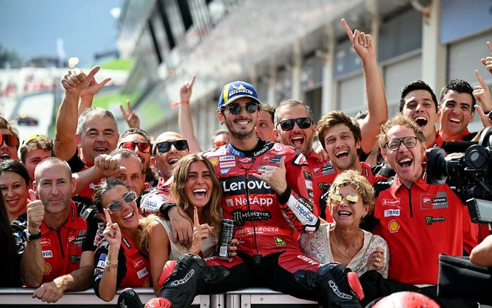 Pembalap Ducati Lenovo, Francesco Bagnaia, melakukan selebrasi bersama anggota timnya setelah memenangkan balapan MotoGP Austria di Red Bull Ring, Spielberg, Austria, 18 Agustus 2024.