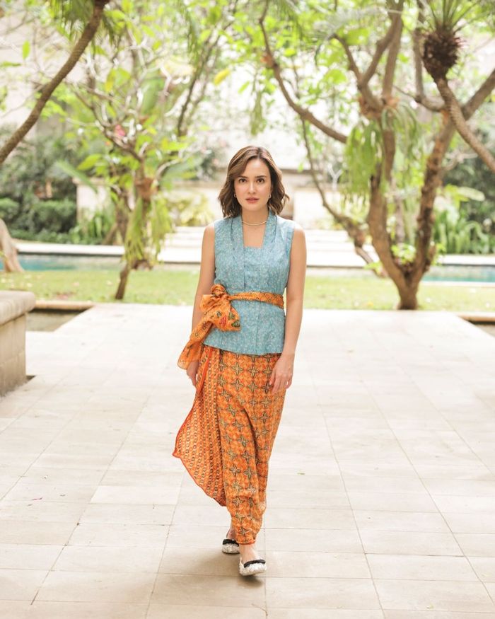 Shandy Aulia kenakan busana dari kain batik.