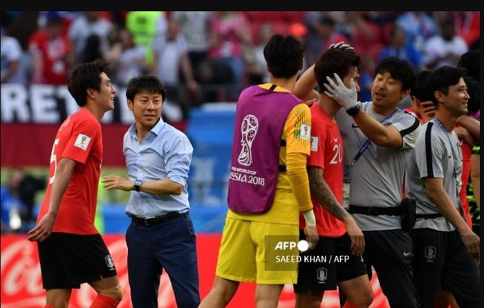 Shin Tae-yong (dua dari kiri) setelah membawa Korea Selatan kalahkan timnas Jerman di Piala Dunia 2018.