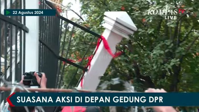 Pagar dari salah satu sisi gedung DPR RI berhasil dirobohkan masa saat aksi protes tolak revisi RUU Pilkada.