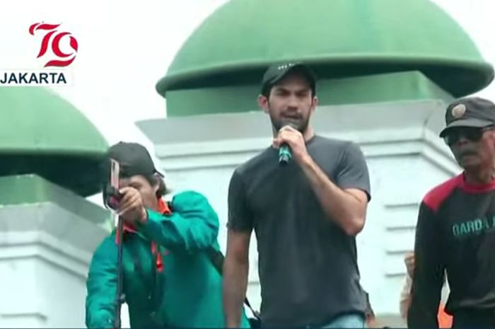 Reza Rahadian berorasi di atas mobil komando, di depan gedung DPR RI, Senayan, Jakarta.