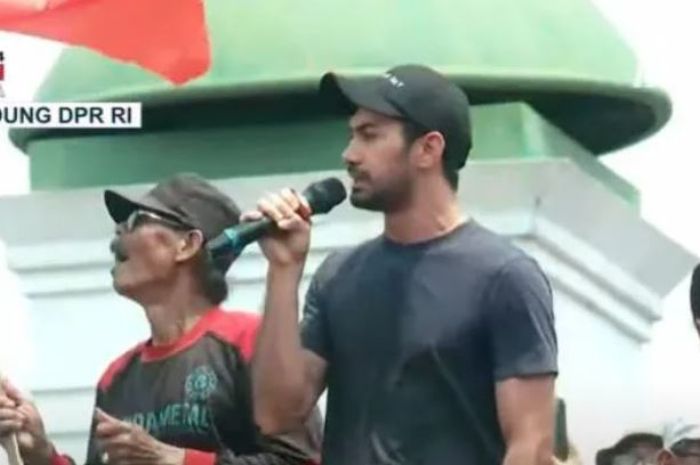 Reza Rahadian memberikan orasi di depan Gedung DPR-MPR tolak RUU Pilkada, Kamis (22/8/2024).