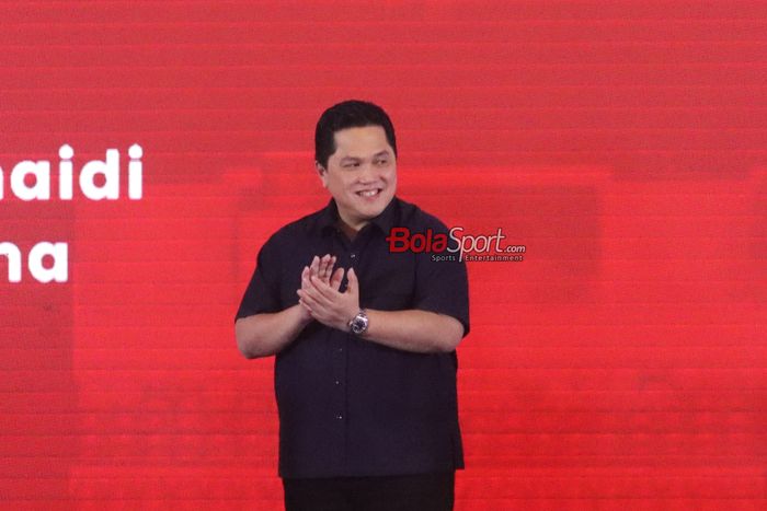 Ketua Umum PSSI, Erick Thohir, sedang memberikan keterangan kepada awak media di Plaza Mandiri, Senayan, Jakarta, Jumat (23/8/2024).