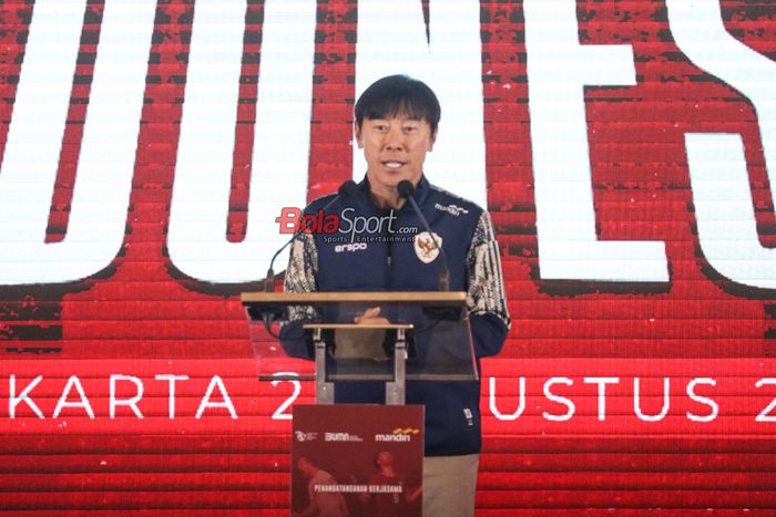 Pelatih timnas Indonesia, Shin Tae-yong, sedang memberikan keterangan kepada awak media di Plaza Mandiri, Senayan, Jakarta, Jumat (23/8/2024).