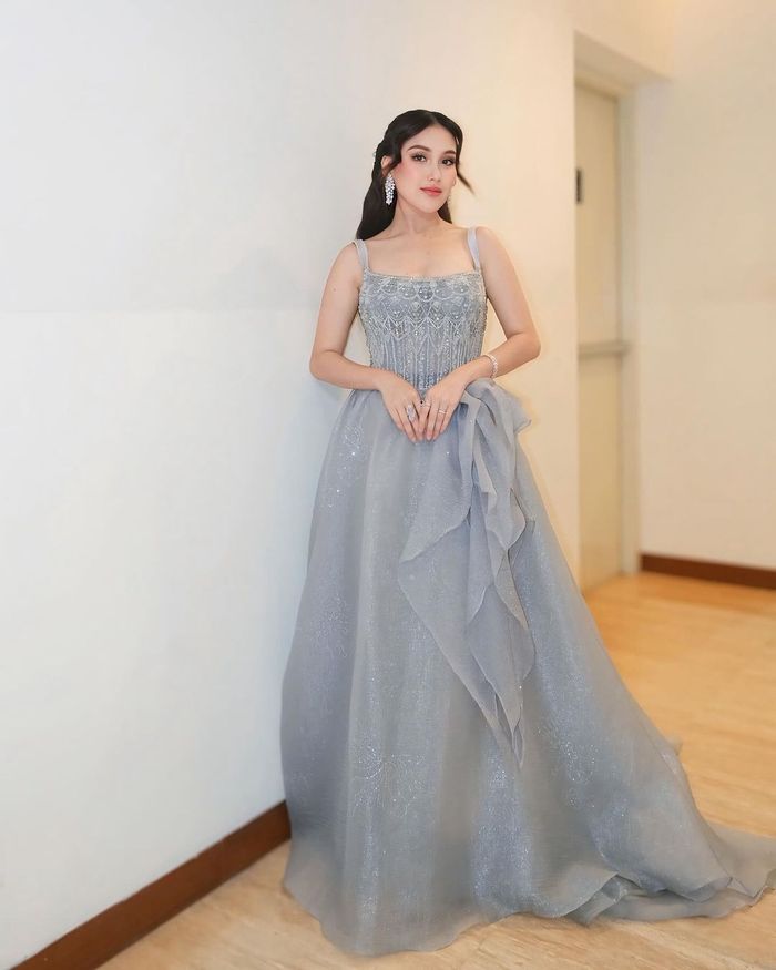 Ayu Ting Ting tampil anggun berbalut sleveless gown berwarna abu-abu.