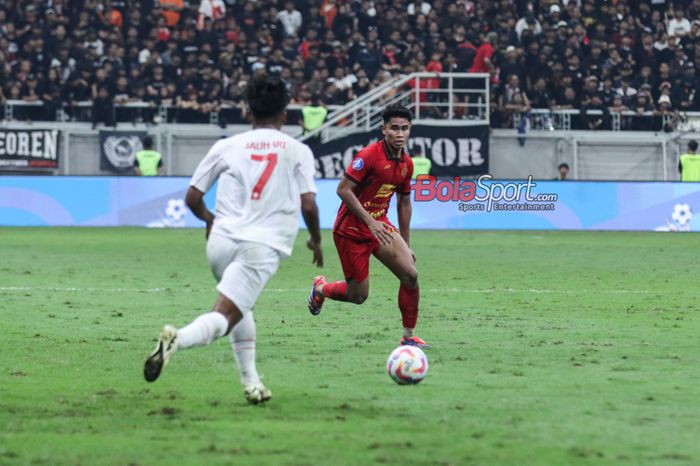 Muhammad Ferarri (kanan) sedang menguasai bola dalam laga pekan ketiga Liga 1 2024 antara Persija Jakarta versus Persis Solo di Jakarta International Stadium, Jakarta Utara, Sabtu (24/8/2024) malam.