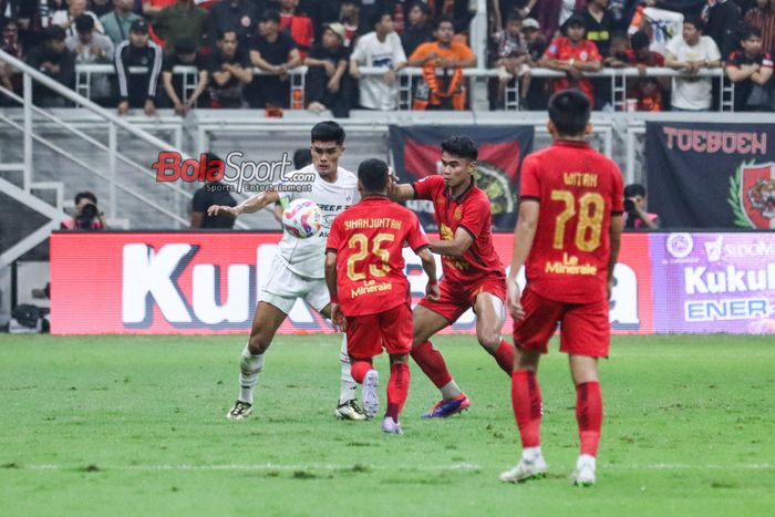 Ramadhan Sananta (kiri) sedang menguasai bola dalam laga pekan ketiga Liga 1 2024 antara Persija Jakarta versus Persis Solo di Jakarta International Stadium, Jakarta Utara, Sabtu (24/8/2024) malam.