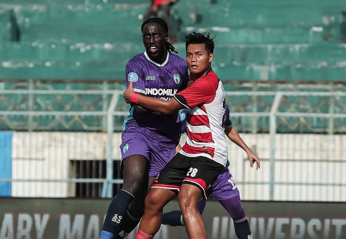 Suasana pertandingan antara Madura United vs Persita pada laga pekan ketiga Liga 1 2024-2025 di Stadion Bangkalan, Madura, Sabtu (24/8/2024).