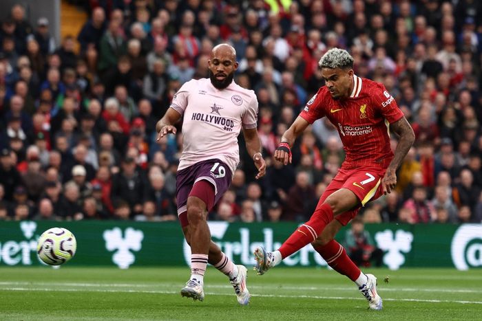 Luis Diaz melepaskan tembakan dalam laga Liverpool vs Brentford pada lanjutan Liga Inggris di Anfield (25/8/2024).