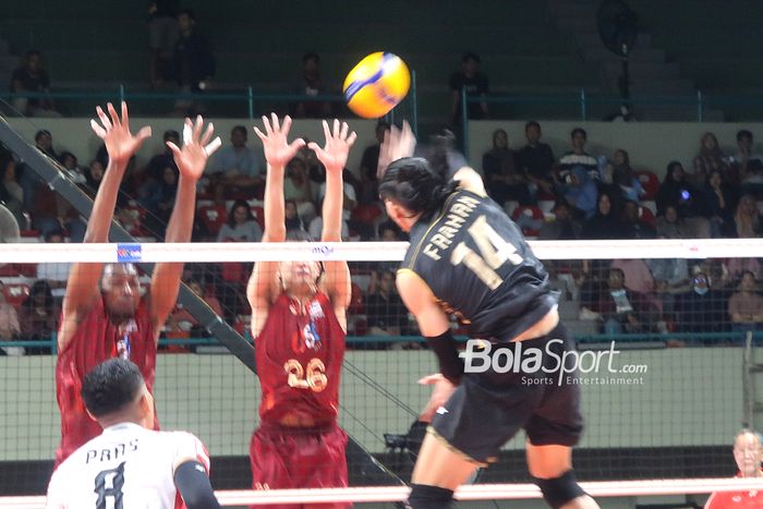 Outside hitter timnas voli Indonesia, Farhan Halim, melakukan spike ke barisan pertahanan Thailand dalam pertandingan leg kedua SEA V League 2024 di GOR UNY, Yogyakarta, 25 Agustus 2024.