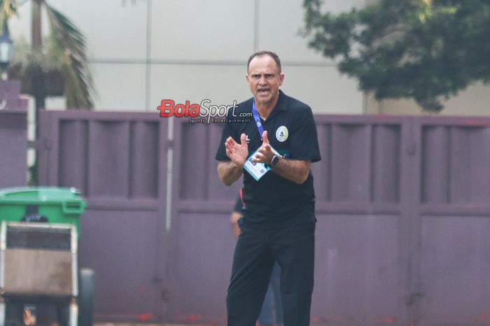 Pelatih PSS Sleman, Wagner Lopes, sedang memantau timnya bertanding di Stadion PTIK, Jakarta, Senin (26/8/2024) siang.