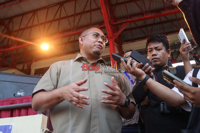 Penasihat Semen Padang, Andre Rosiade, sedang memberikan keterangan kepada awak media di Stadion PTIK, Jakarta, Senin (26/8/2024) siang.