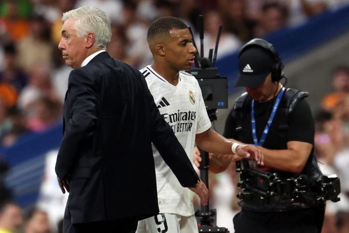 Carlo Ancelotti dan Kylian Mbappe dalam laga Real Madrid versus Real Valladolid pada Liga Spanyol 2024-2025.