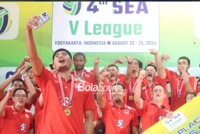 Timnas voli Thailand melakukan swafoto bersama setelah menjadi juara leg kedua SEA V League 2024 di GOR UNY, Yogyakarta, 25 Agustus 2024.