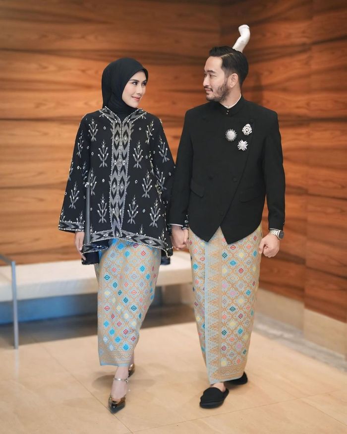 Syahnaz dan Jeje Govinda mengenakan busana rancangan Priyo Oktaviano.