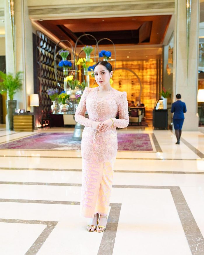 Nagita Slavina tampil kenakan kebaya brokat megah yang dilengkapi payet penuh.
