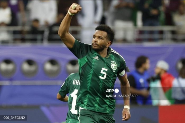 Bek andalan Timnas Arab Saudi, Ali Albulayhi, masuk ke dalam skuad Green Falcons jelang laga melawan Timnas Indonesia.