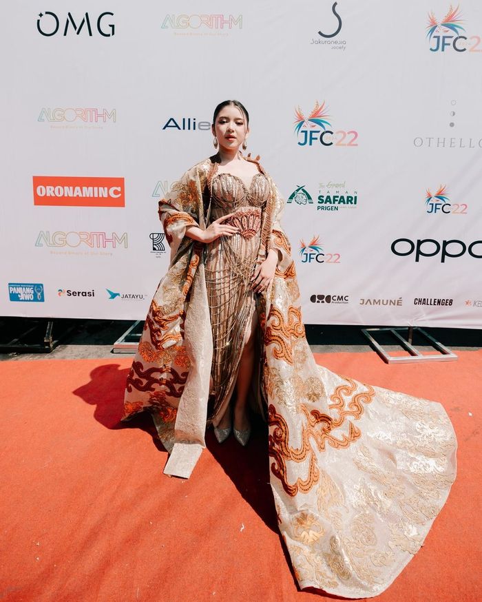 Tiara Andini kenakan dress Diana M Putri saat Jember Fashion Carnaval 2024.