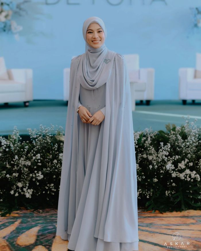 Alyssa Soebandono kenakan dress dan hijab dengan warna abu-abu yang sama.