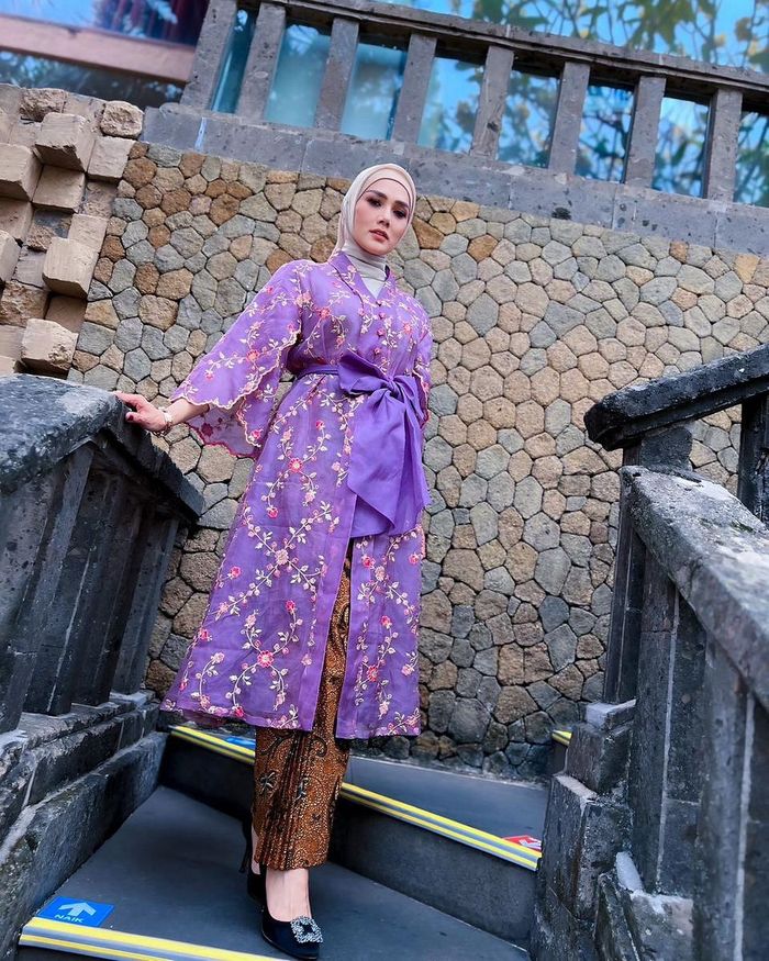 Mulan Jameela kenakan kebaya Kartini modern.