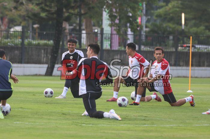 Ernando Ari, Egy Maulana Vikri, dan sejumlah pemain saat berlatih dengan jersey timnas Indonesia model baru di Lapangan B, Senayan, Jakarta, Jumat (30/8/2024).