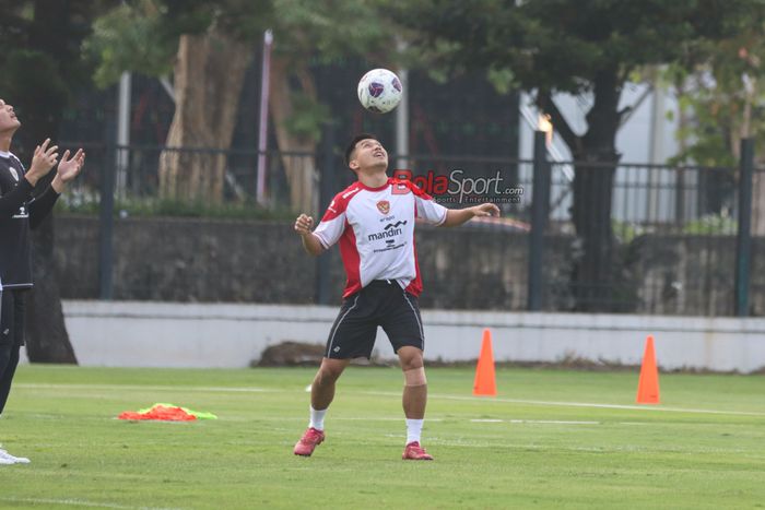 Witan Sulaeman saat berlatih dengan jersey timnas Indonesia model baru di Lapangan B, Senayan, Jakarta, Jumat (30/8/2024).