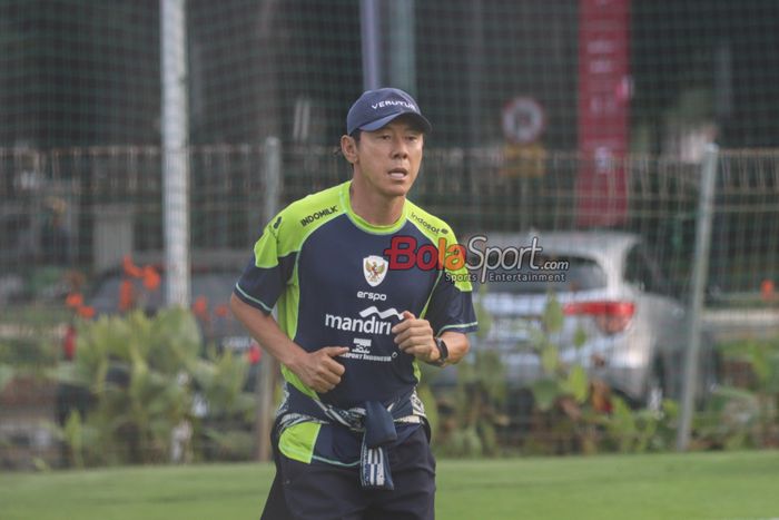 Pelatih timnas Indonesia, Shin Tae-yong, saat berlatih dengan jersey model baru di Lapangan B, Senayan, Jakarta, Jumat (30/8/2024).