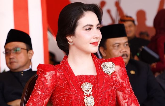 Intip gaya santun serba hitam Arumi Bachsin!