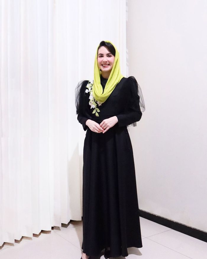 Arumi Bachsin tampil santun berbalut dress hitam dari brand lokal.