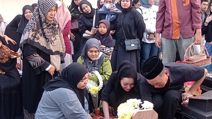 Assyifa Nuraini, adik Ayu Ting Ting menangisi kepergian sang putra, Rayaz Zoltan Fachrizal, Sabtu (31/8/2024).