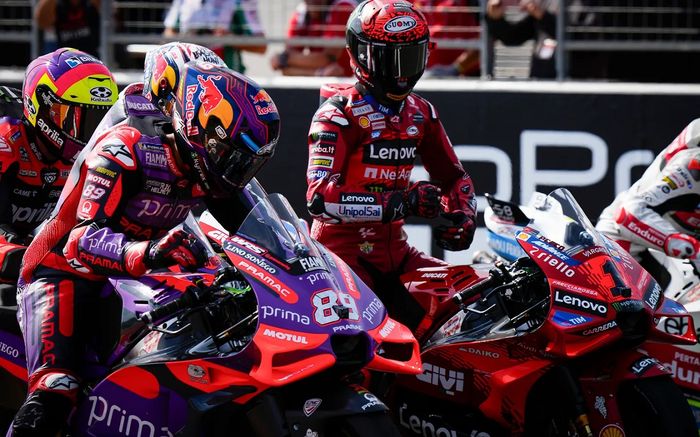 Jorge Martin (Prima Pramac Racing) dan Francesco Bagnaia (Ducati Lenovo) saat latihan start di Motorland Aragon, Jumat, 30 Agustus 2024