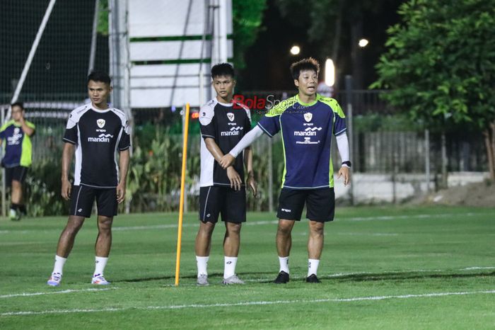 Asisten pelatih khusus penyerang timnas Indonesia, Yeom Ki-hun (kiri), sedang memberikan menu latihan kepada Hokky Caraka (tengah) dan Dimas Drajad (kanan) di Lapangan A, Senayan, Jakarta, Sabtu (31/8/2024).