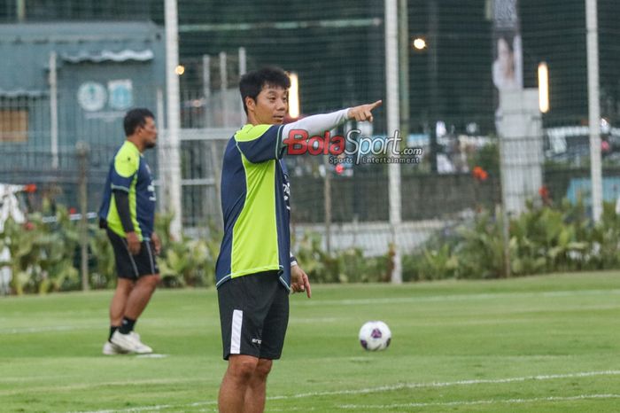 Asisten pelatih khusus penyerang timnas Indonesia, Yeom Ki-hun, sedang memberikan intruksi kepada para pemainnya saat berlatih di Lapangan A, Senayan, Jakarta, Sabtu (31/8/2024).