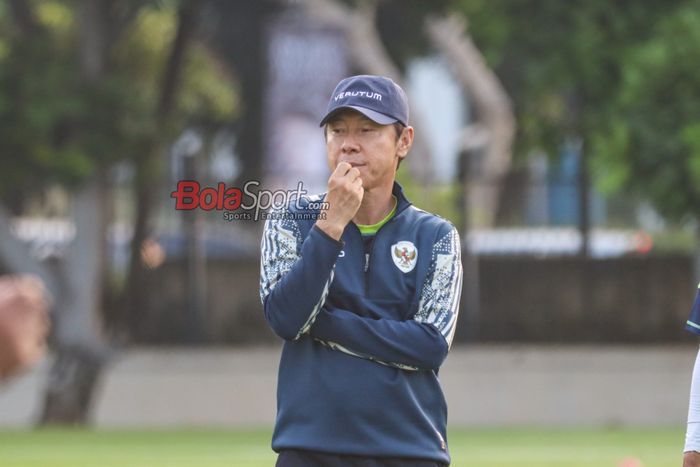 Pelatih timnas Indonesia, Shin Tae-yong, saat memantau para pemainnya berlatih di Lapangan A, Senayan, Jakarta, Sabtu (31/8/2024).