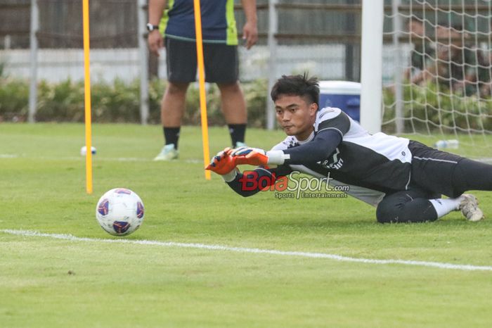 Kiper timnas Indonesia, Ernando Ari Sutaryadi, sedang menangkap bola dalam sesi latihan di Lapangan A, Senayan, Jakarta, Sabtu (31/8/2024).