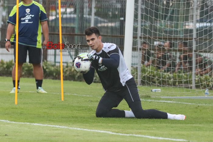 Kiper timnas Indonesia, Nadeo Argawinata, sedang menangkap bola dalam sesi latihan di Lapangan A, Senayan, Jakarta, Sabtu (31/8/2024).