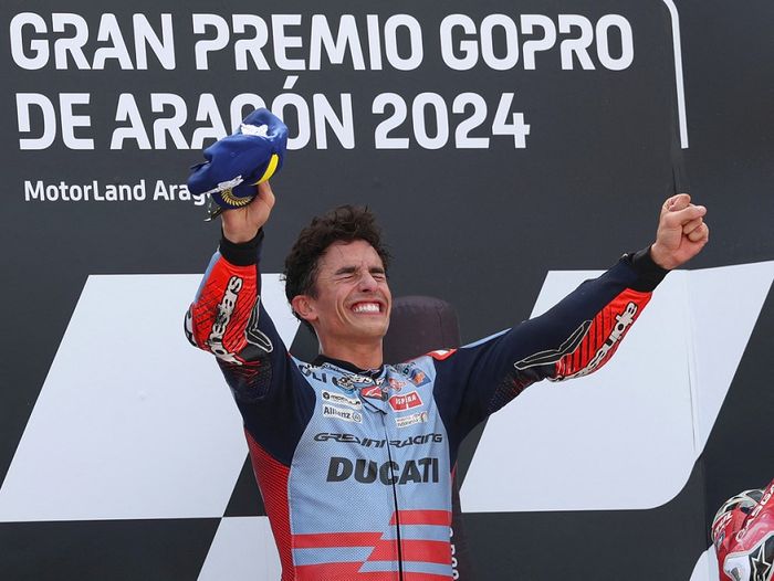 Pembalap Gresini Racing, Marc Marquez, merayakan kemenangannya di atas podium setelah balapan MotoGP Aragon di Motorland Aragon, Alcaniz, Spanyol, 1 September 2024.